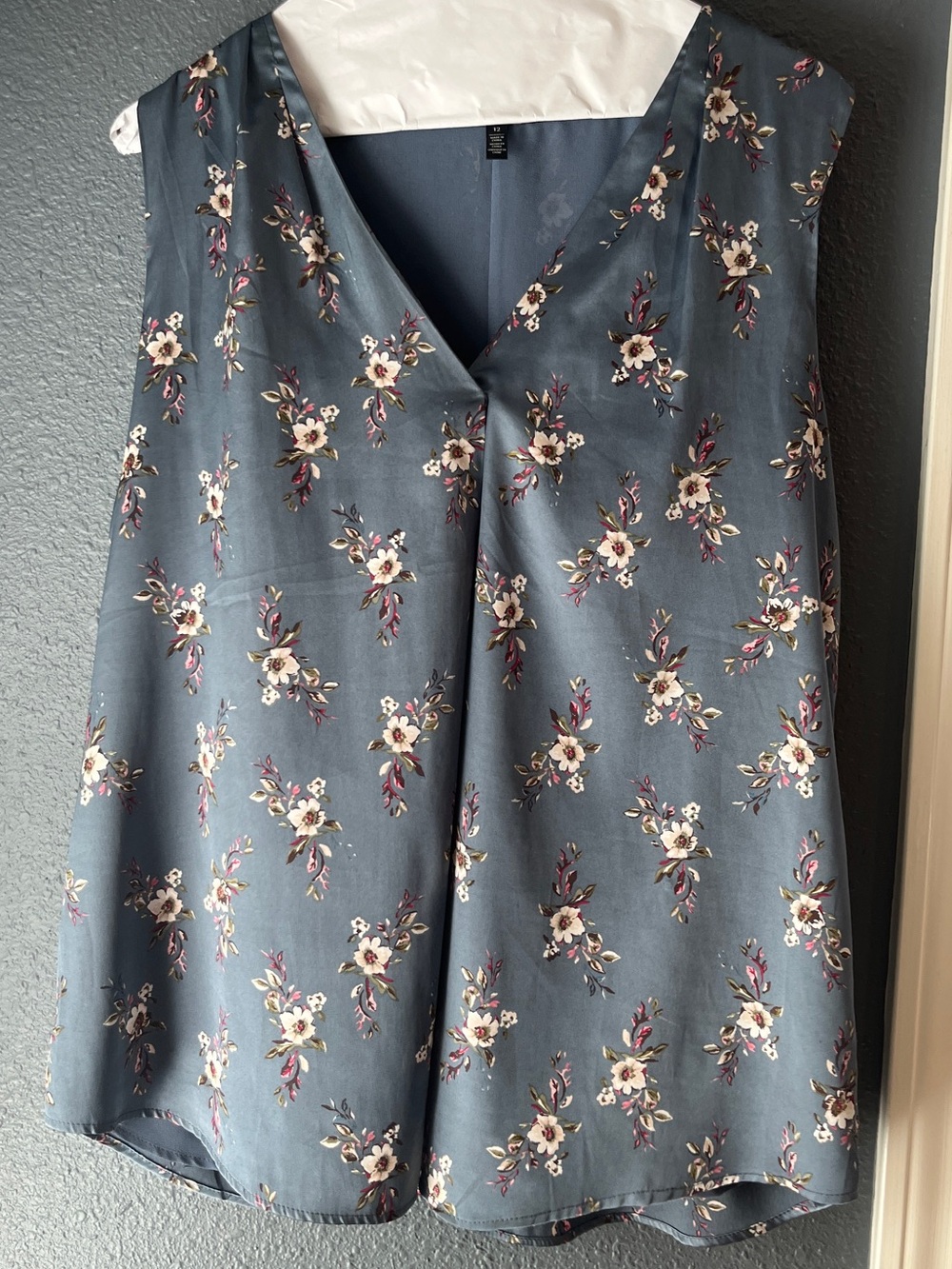 White House Black Market Blue Floral V-Neck Sleeveless Blouse